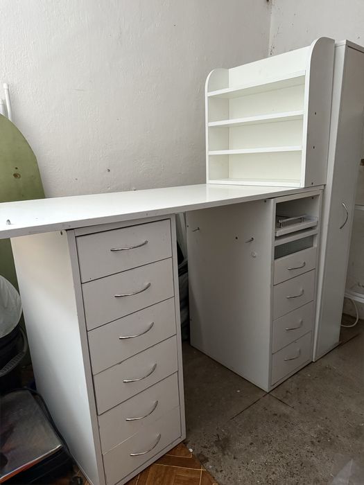 Манікюрний стіл