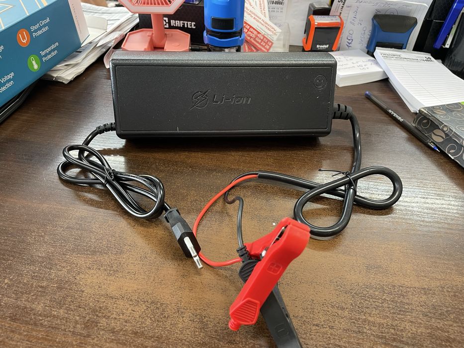 Зарядний пристрій для єлектро транспорту 12v 20A  ,24v 10A