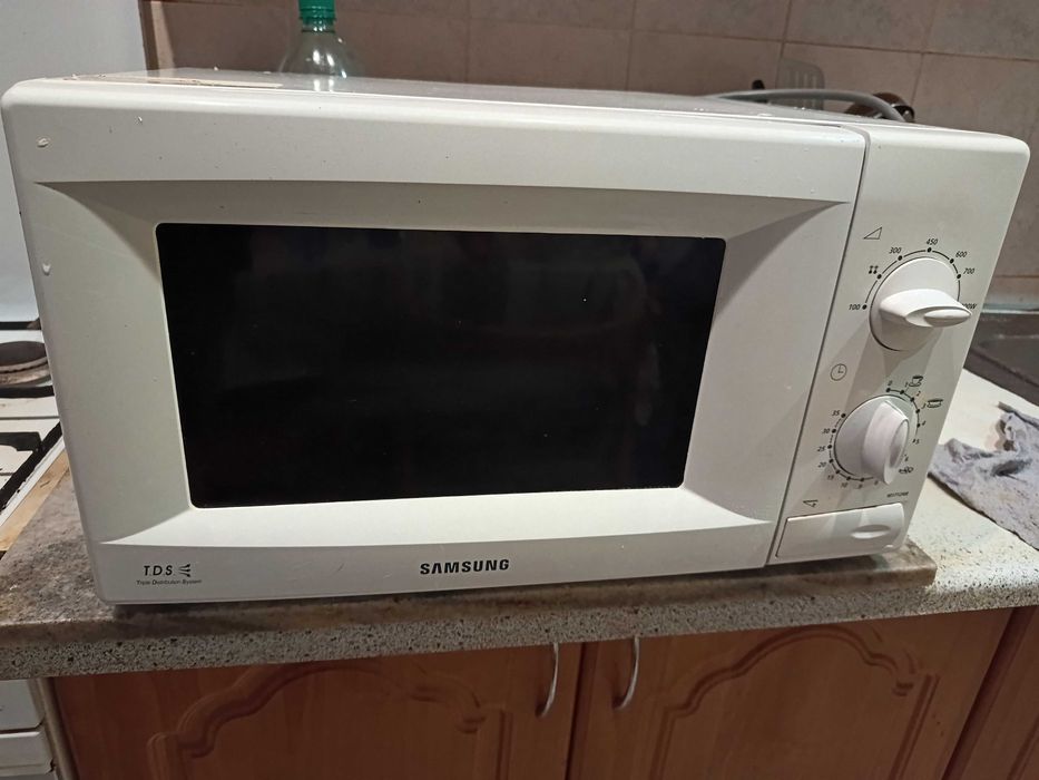 Микроволновая печь, мікрохвильова піч Samsung M1712NR рабочая,20 литров,механика
