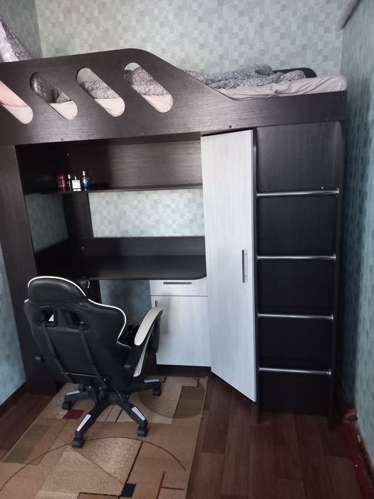 Дитяче ліжко-горище зі шкафом і столом