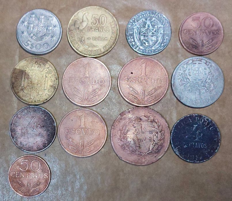 Varias moedas e nota de 20 escudos