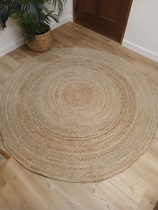 Vendo carpete de ratan, 1,60cm de diametro como nova. Excelente preço .comprada na Homa