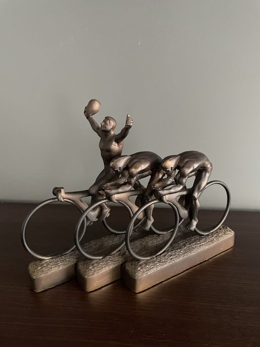 Kolarze brązowa figura rzeźba