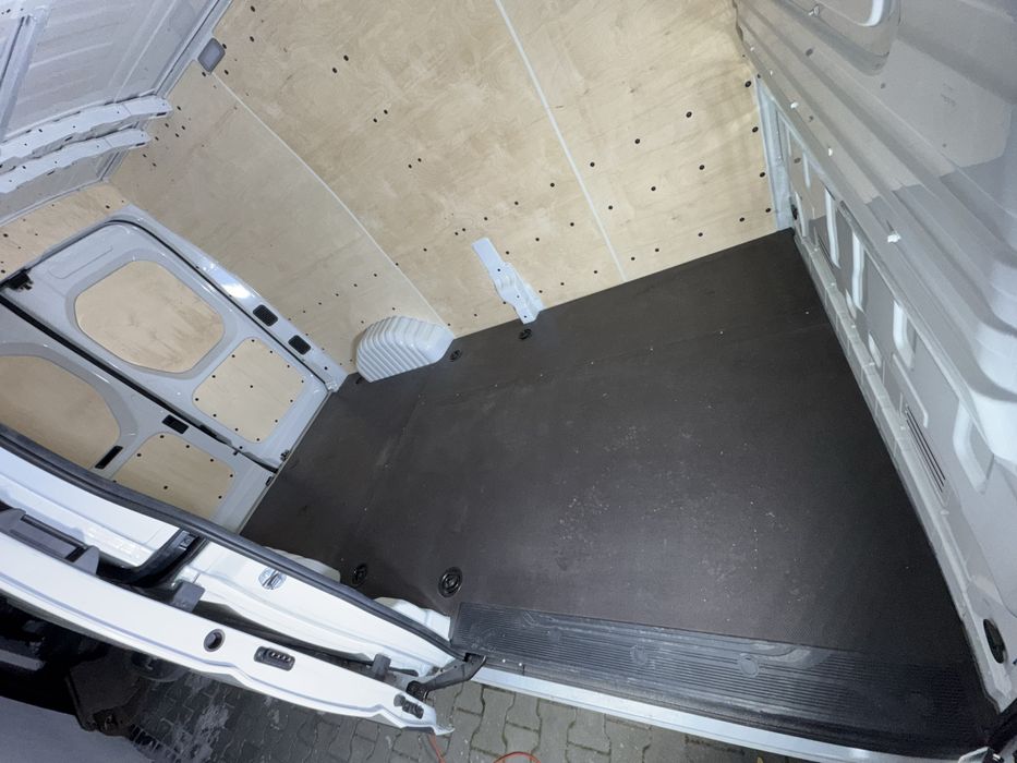 Podłoga Maxus Deliver 9 sklejka 12 mm boczki zabudowa paka ładunkowa