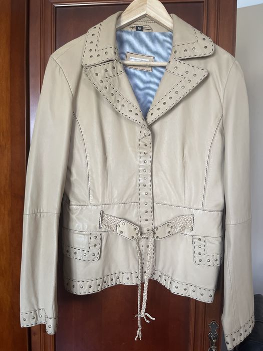 Beżowa kurtka skórzana z  ozdobnymi nitami