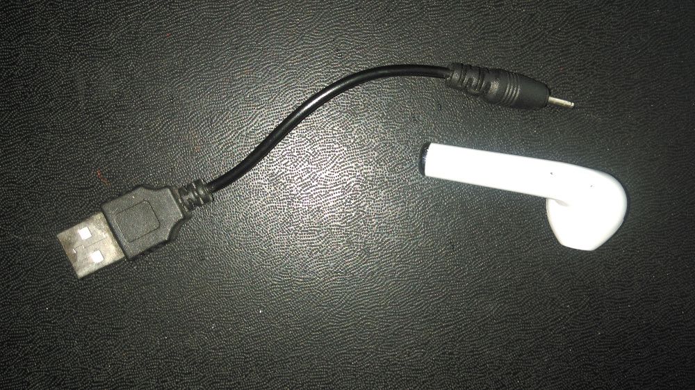 Беспроводный Bluetooth наушник с USB кабелем для зарядки.