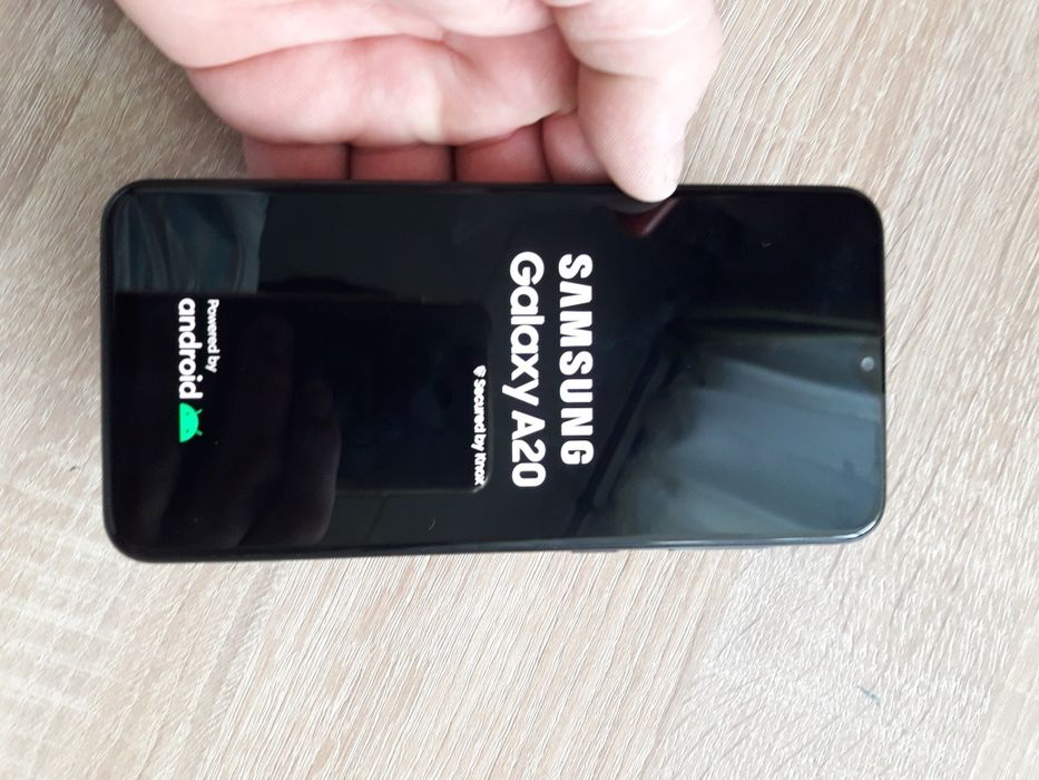 9продаю смартфон самсунг А20 на3/32