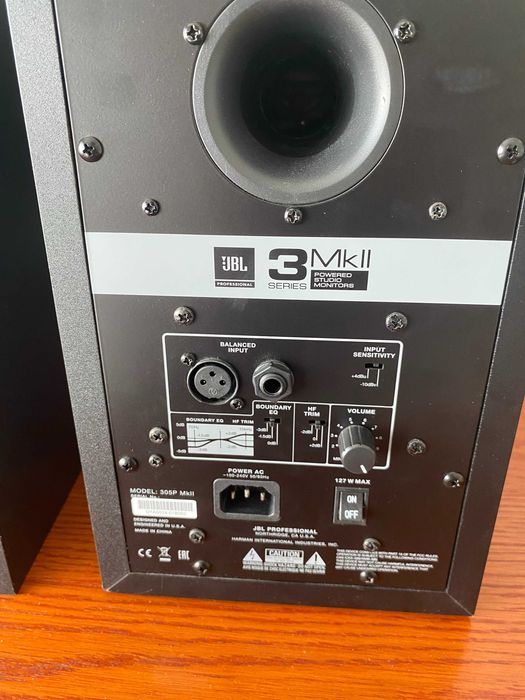 JBL 305P MkII — Par de monitores de estúdio ativos