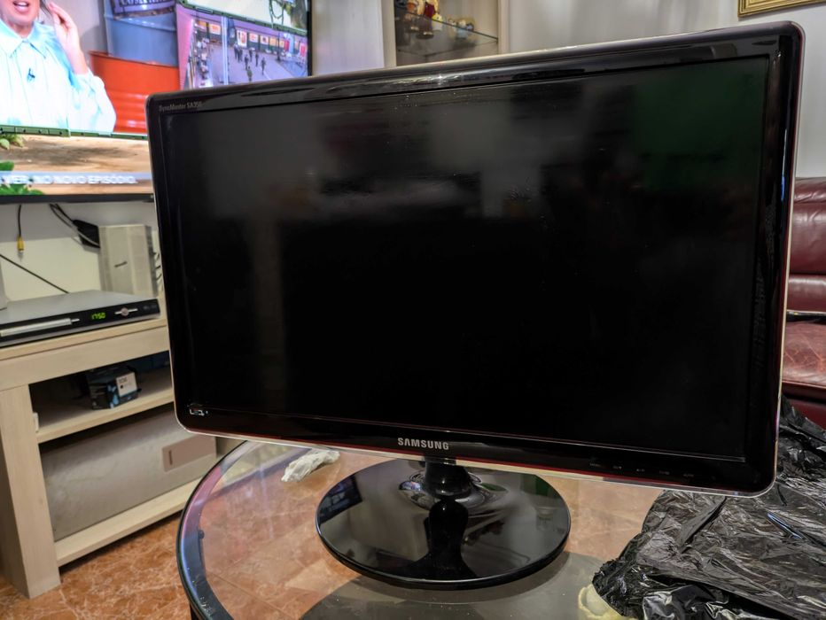 2 munitores para computador + DVD AEG