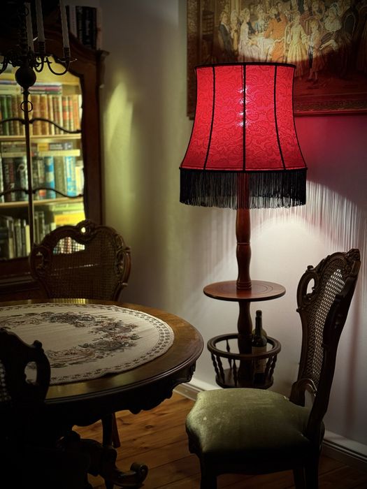 Lampa podłogowa ze stojakiem na wino i ręcznie szytym abażurem