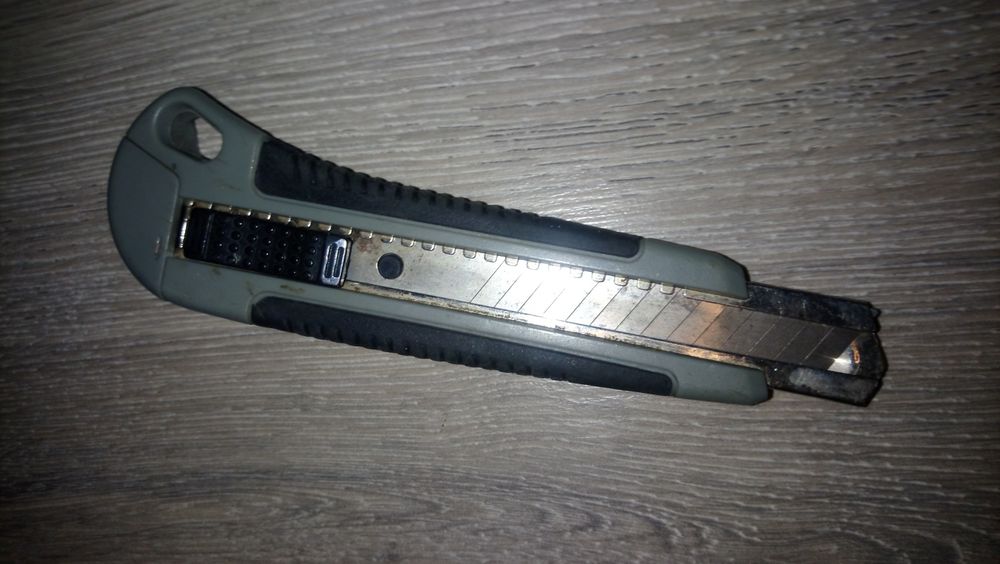 ніж канцелярський усилений