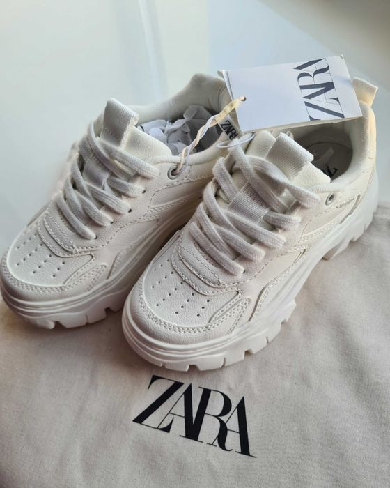 Білі кросівки с товстою підошвою
Розмір 29 (18,3 см)