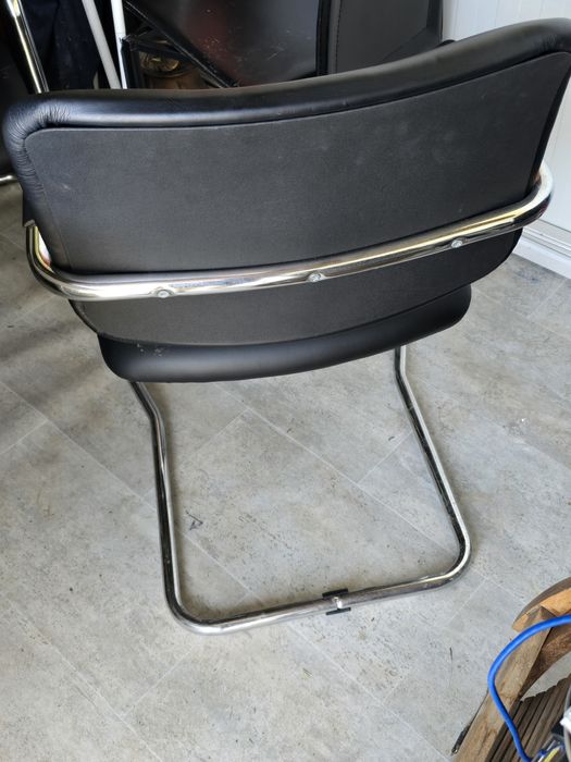 Cadeira em pele e estrutura metálica