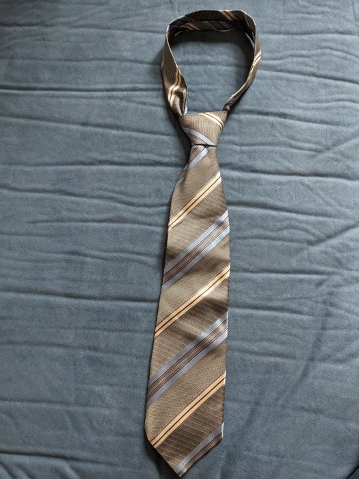 Krawat w srebrno niebieskie pasy - Stylowy dodatek