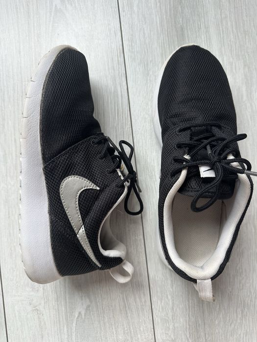 Кросівки підліткові жіночі Nike Roshe run  599728-021