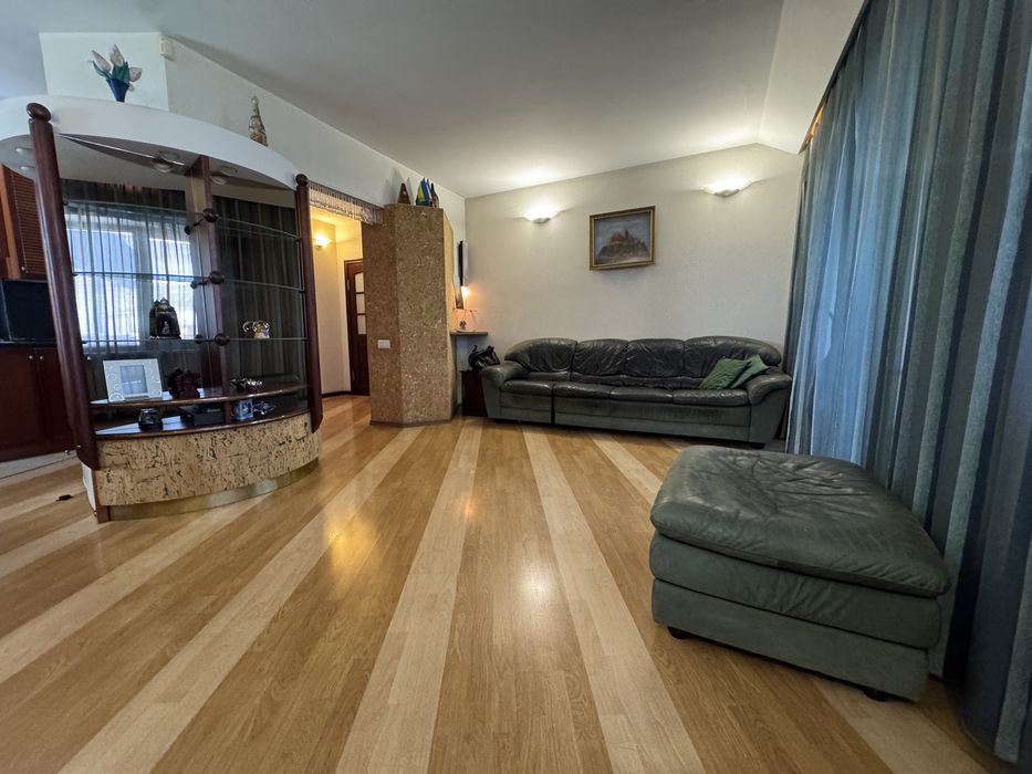 Продається простора 4-х кімнатна квартира в самому центрі Дніпра!