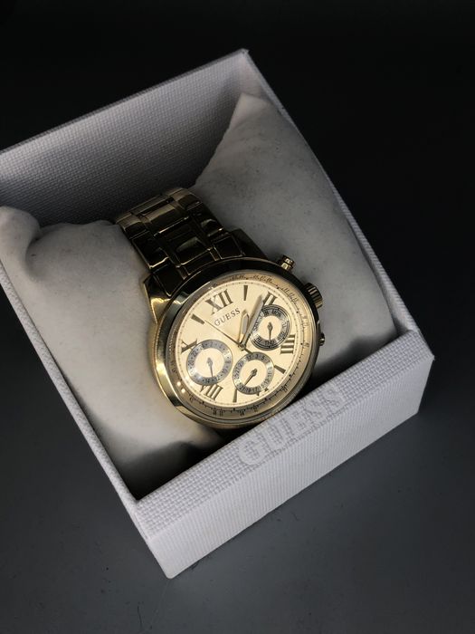 Witam mam na sprzedasz :   Zegarek GUESS  Damski– elegancki, złoty, stan bardzo dobry  Sprzedam stylowy zegarek marki GUESS  Damski Cena 600zl do Neg