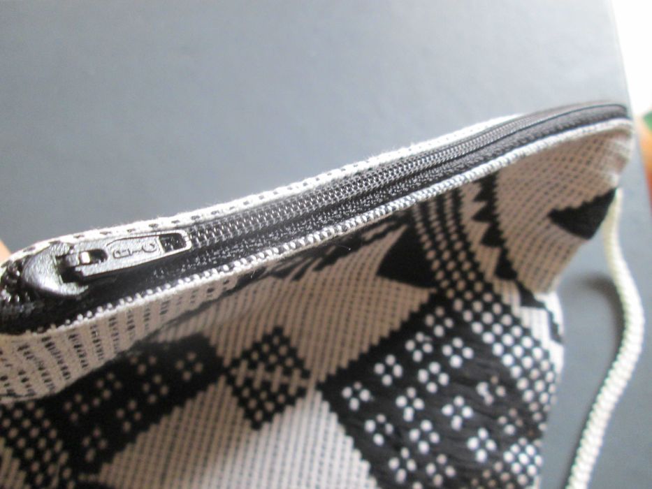 Bolsa de ombro concebida em Pano di Terra