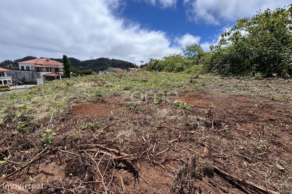 Terreno Urbanizável área de 1.570 m² - no centro de Santana