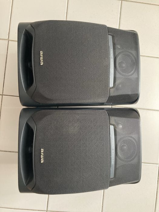 Colunas Aiwa com suporte