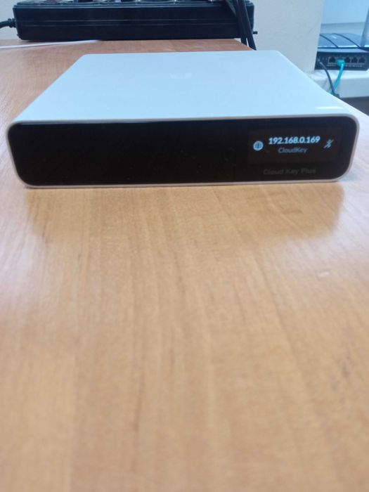 Продам Облачный ключ  UniFi Cloud Key G2 Plus (б/у)