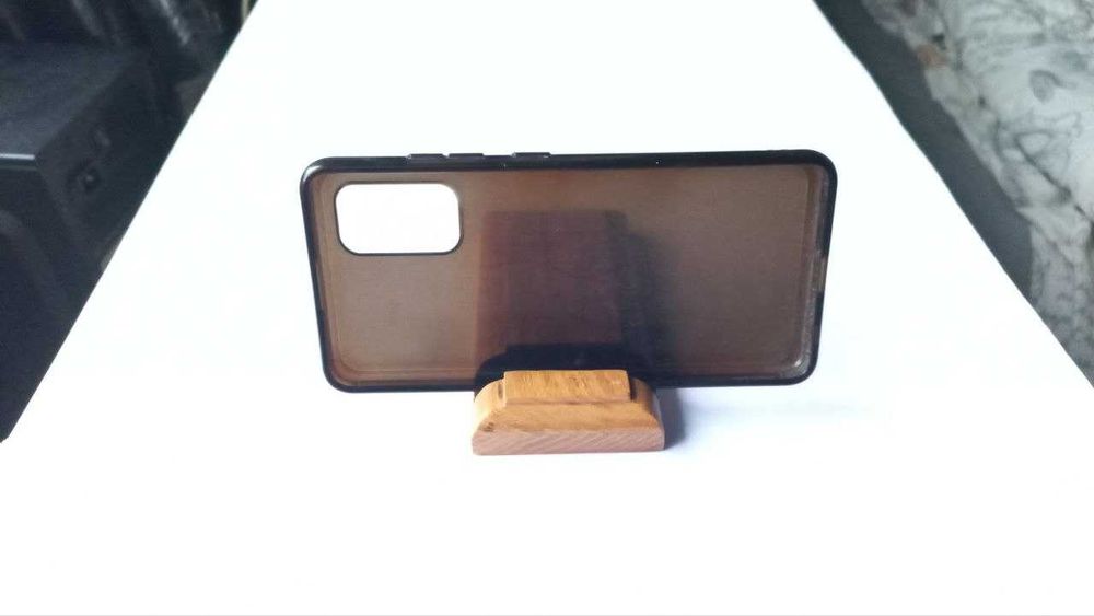 Підставка для телефона з дуба