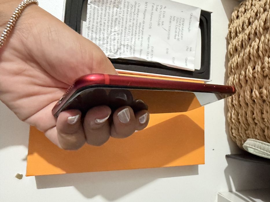 Iphone SE vermelho