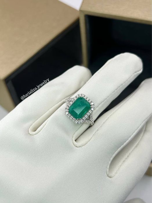 Кольцо с изумрудом и бриллиантами  Белое золото 750 проба