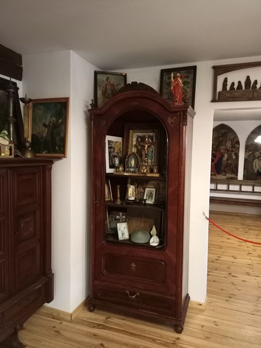 Zabytkowy kredens, biblioteka
