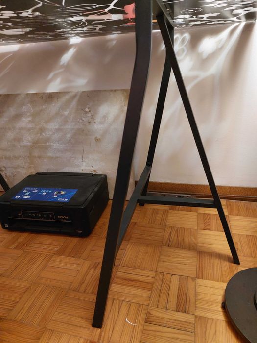 Mesa vidro temperado com estampa flores e pés em ferro