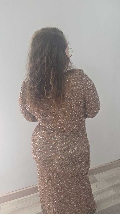 Vestido Comprido Sereia de Lantejoulas Caqui – Manga Comprida – Decote V – Novo - Tamanho L