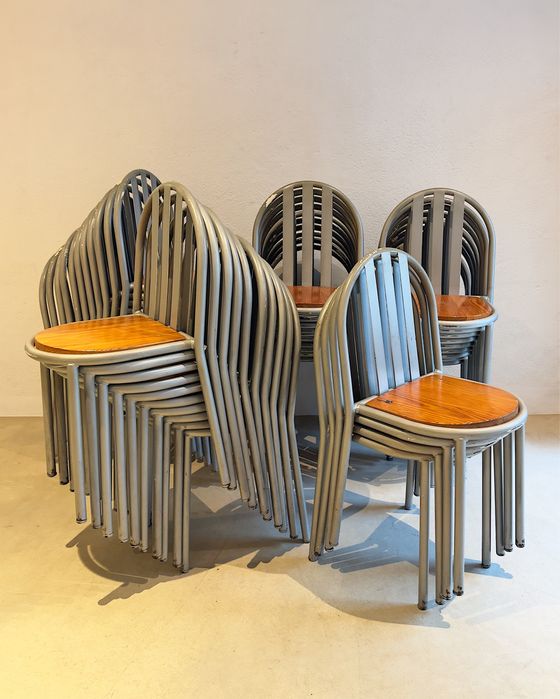 44 Cadeiras “222” Empilháveis Robert Mallet-Stevens