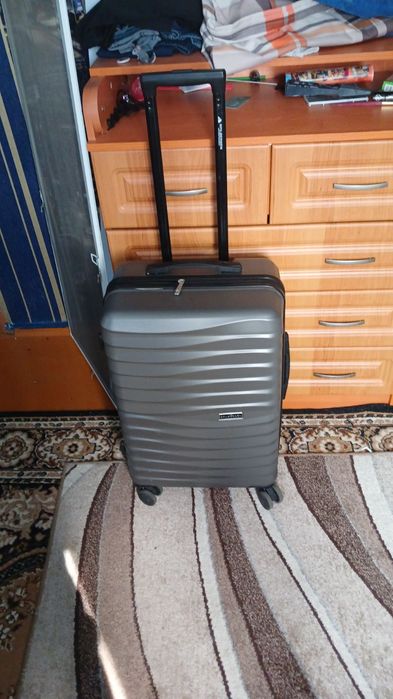 Чемодан середнього розміру