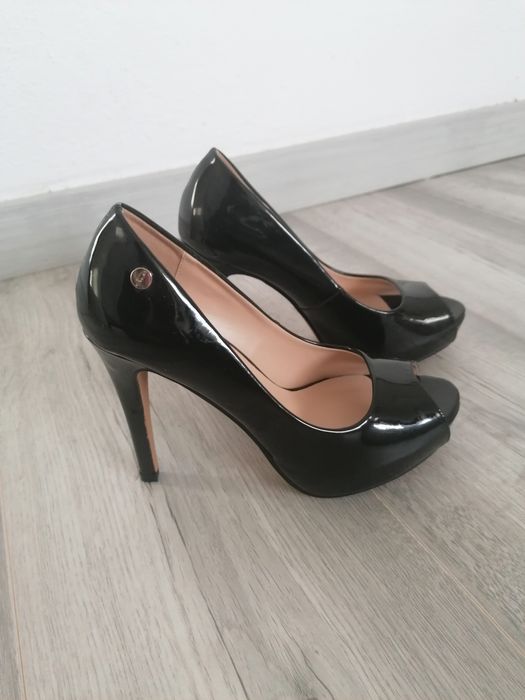 Sapatos salto alto da Guess