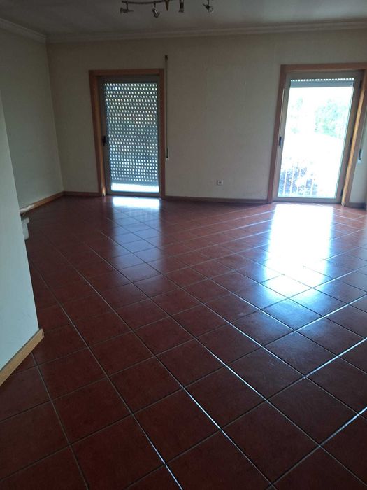 Apartamento T2 Com Garagem Para Arrendamento Em Astromil, Paredes