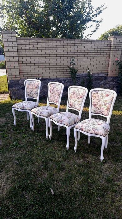 cтіл і чотири стільців