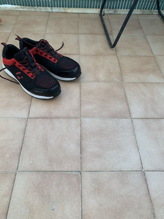 Vende-se sapatos de seguranca