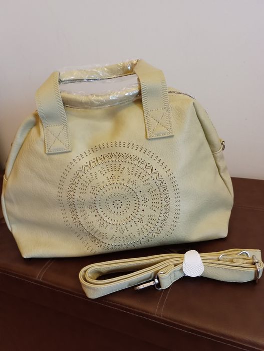 Mala NOVA, cor verde claro. Espaçosa e muito bonita.