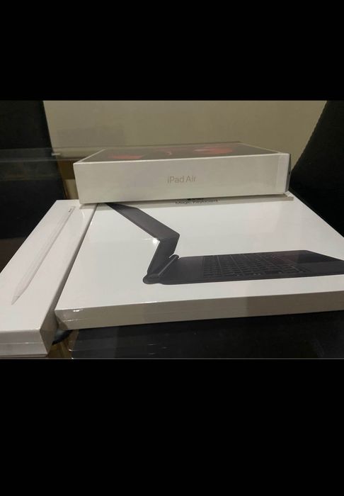 Vendo iPad rosa com acessórios