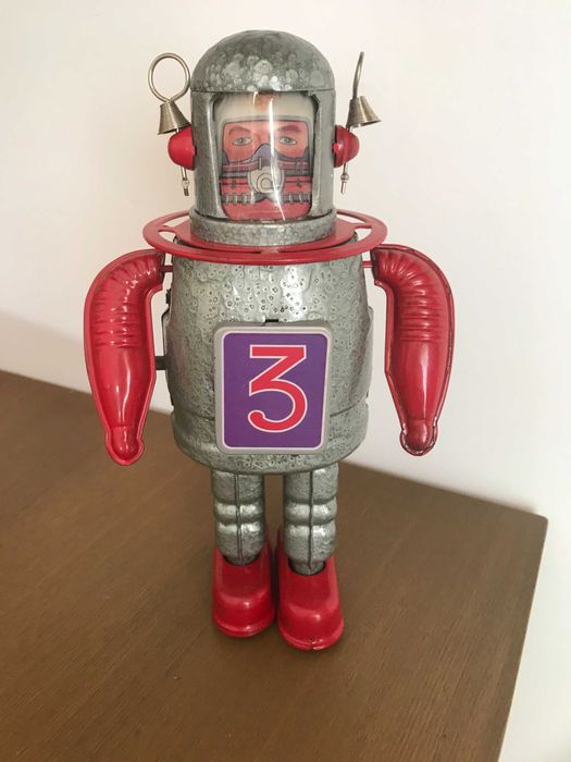 Robot de corda em metal