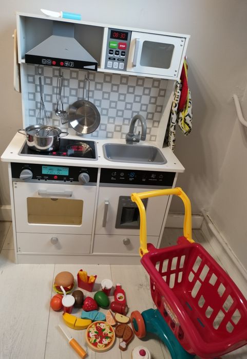 Ładna drewniana kuchnia elektroniczna dla dzieci