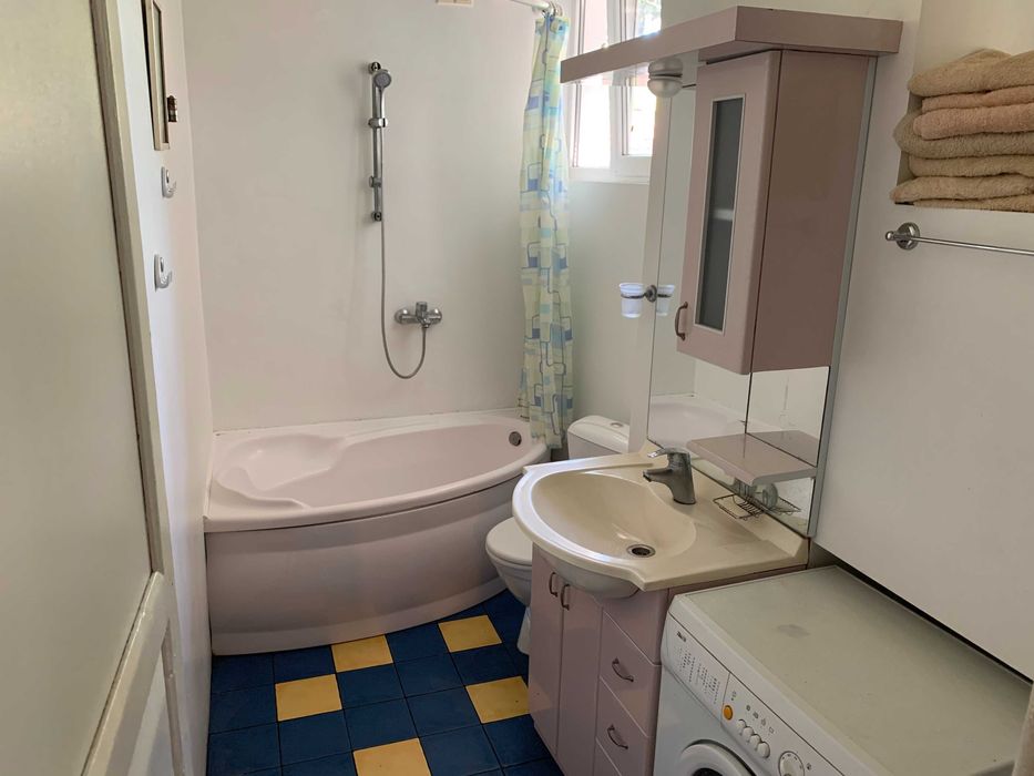 Невеликий будинок біля моря. Аркадія. Безперебійна електрика.