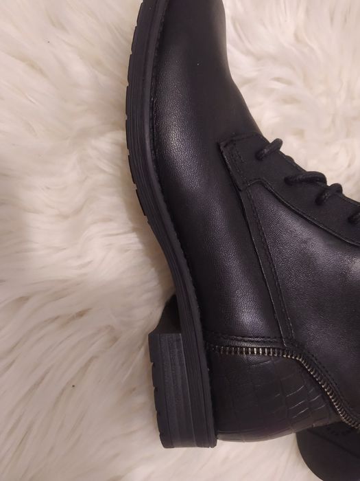 Черевики фірми Bugatti.