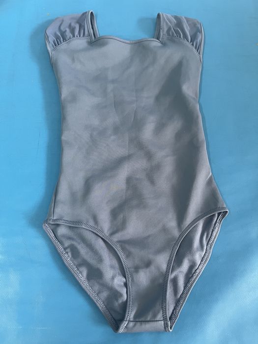 Saco preto e  dois maillots de ballet