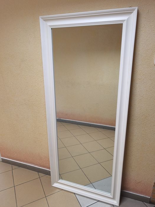 Lustro w białej ramie