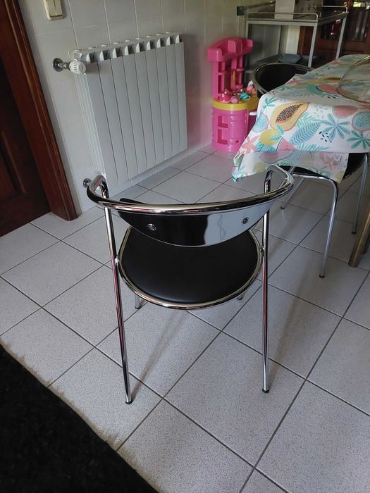 Conjunto mesa e cadeiras