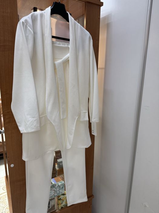 Biały kostium damski