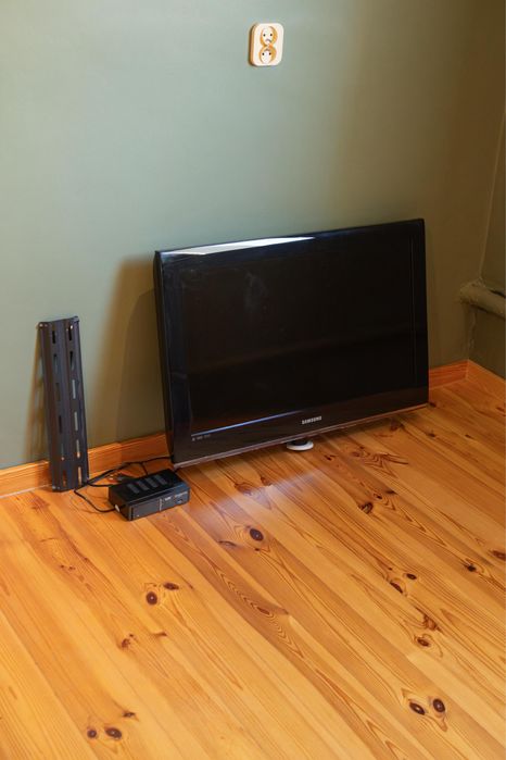 Telewizor Samsung 32” Full HD + dekoder DVB-T2 + uchwyt