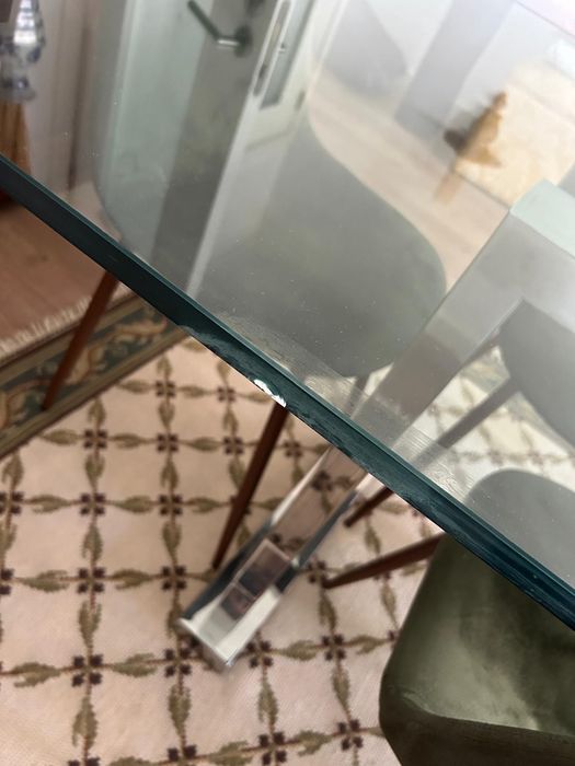 Mesa de vidro com pé em metal