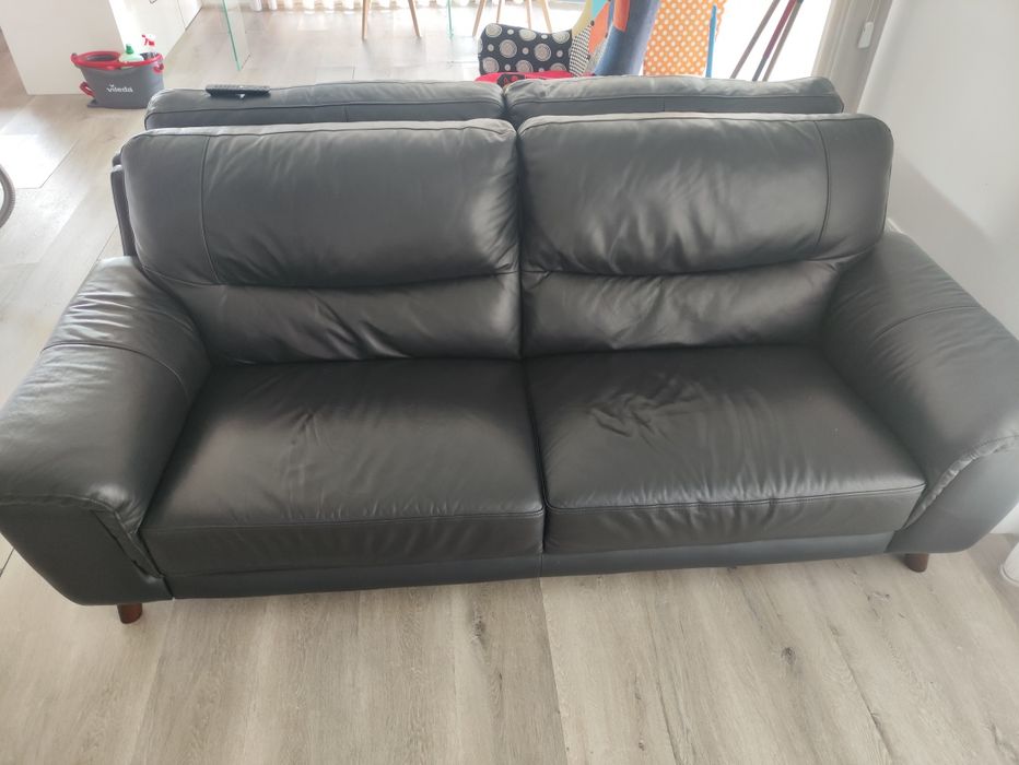 2 sofás 3 lugares (em pele)